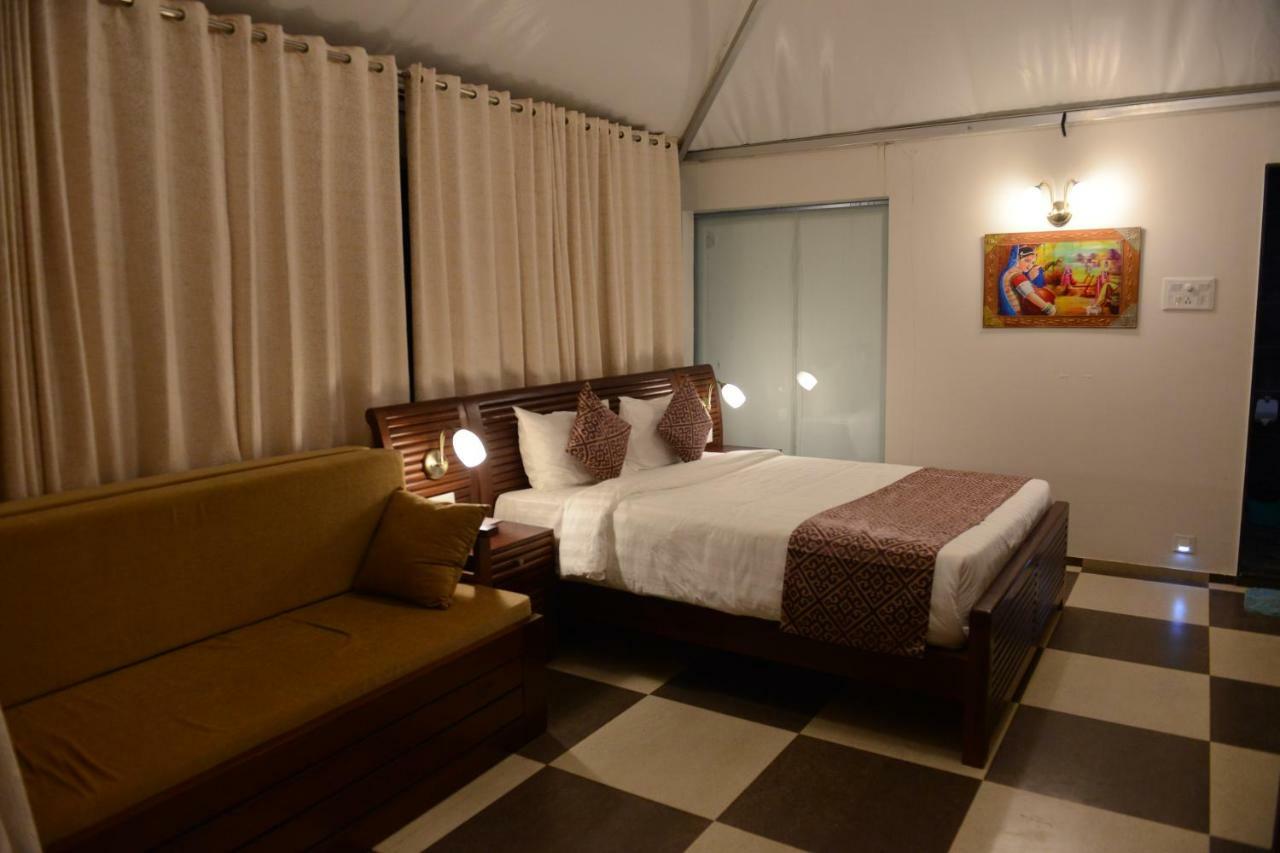 Sunnys World Hotel Pune Exterior foto